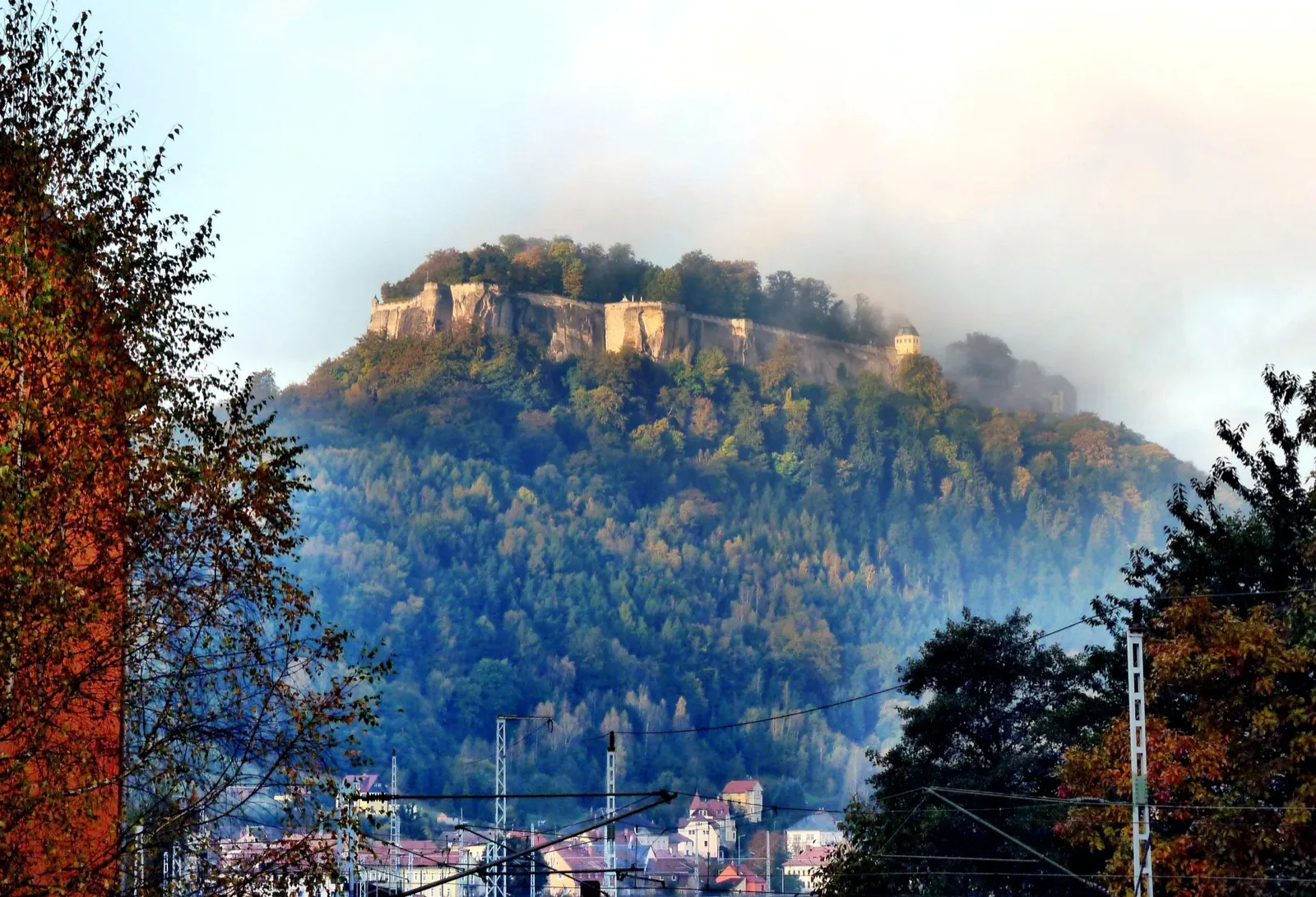 Festung Königstein auf dem Tafelberg über dem Elbtal in der Sächsischen Schweiz